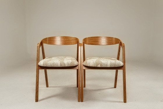 Image 1 of Een paar moderne stoelen in Scandinavisch design, gemaakt van eikenhout.
