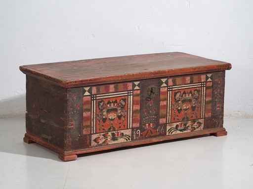 Tiroolse polychrome grenen kist met geometrische panelen – Tirol, gedateerd 1906