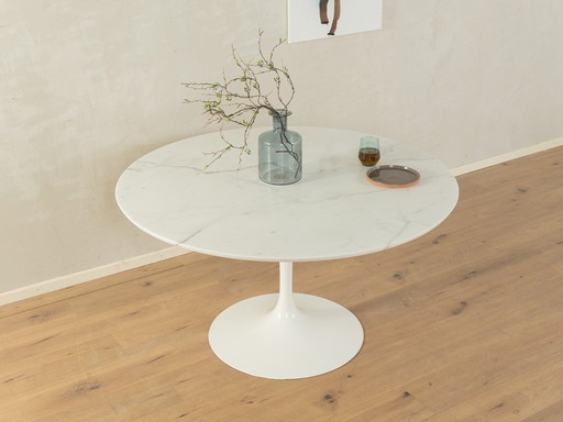 Tulip Table in white Marble