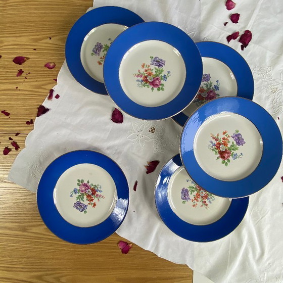 Image 1 of 6 piatti da portata antichi in terracotta blu con decorazioni floreali e dorate, Saint Amand Hamage Orchies