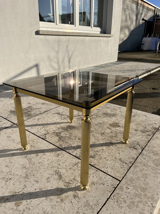 Image 1 of Tavolo da divano angolare vintage in ottone con piano in vetro fumé