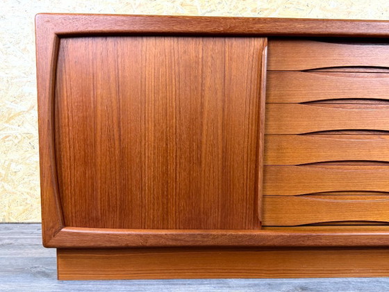 Image 1 of Dressoir/ladekast van teakhout uit de jaren 60/70 van Dyrlund, gemaakt in Denemarken.