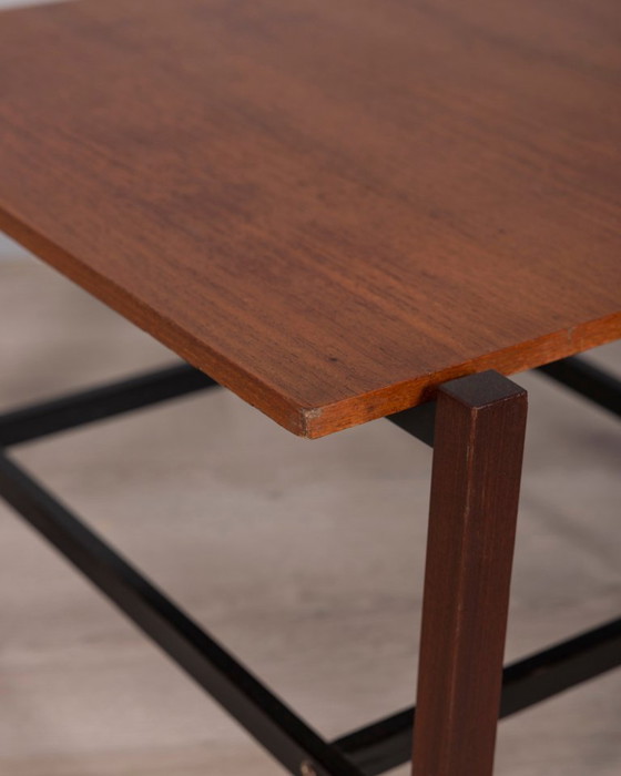 Image 1 of Vintage houten salontafel uit de jaren 60 met Italiaans design.