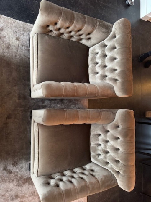 Sillones de DMF Interiors, modelo Violette. Tela: Avalon Taupe.