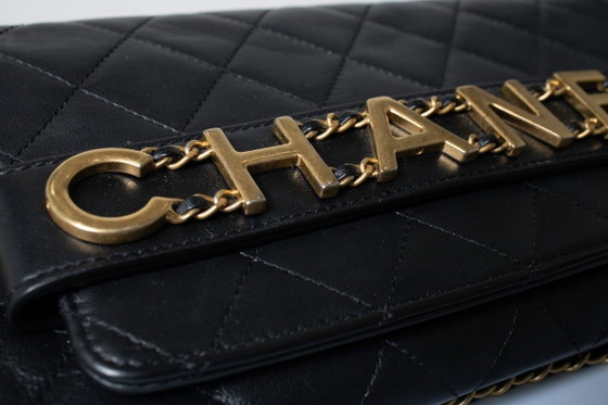 Chanel, Bolso de mano con solapa y logo encadenado – Clutches, Lambskin (photo 17 of 18)