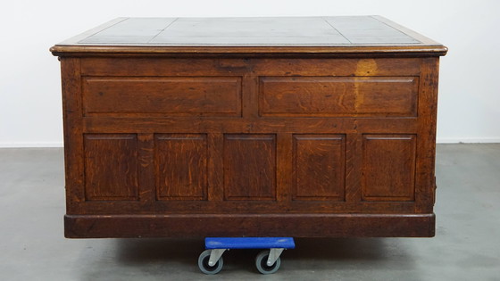 Image 1 of Grand bureau ancien de style anglais / bureau d'associé avec plateau en cuir noir