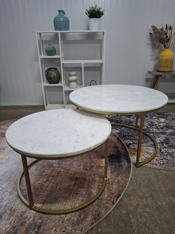 Image 1 of Salontafelset met wit marmer blad en goud metalen onderstel