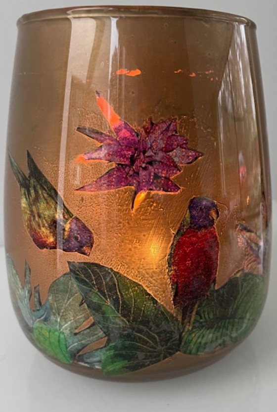 Image 1 of Glazen kaarsenhouder/vaas met exotische vogels – warm goudtint (17 cm)