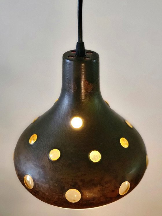 Set van 2 Brutalistische koperen en amber kleurig glazen hanglampen van Peill & Putzler – Glass, Copper (photo 4 of 8)