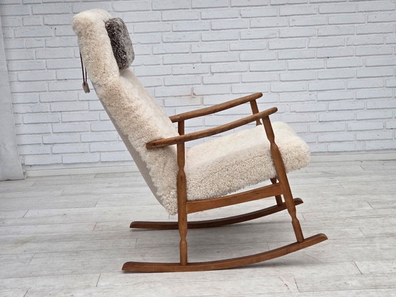 Image 1 of Fauteuil à bascule danois des années 1970, retapissé de véritable peau de mouton de qualité.