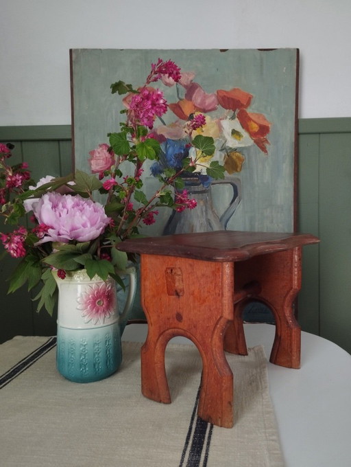 Antique wooden stool with a "Le Printemps" label – hockers en poefs