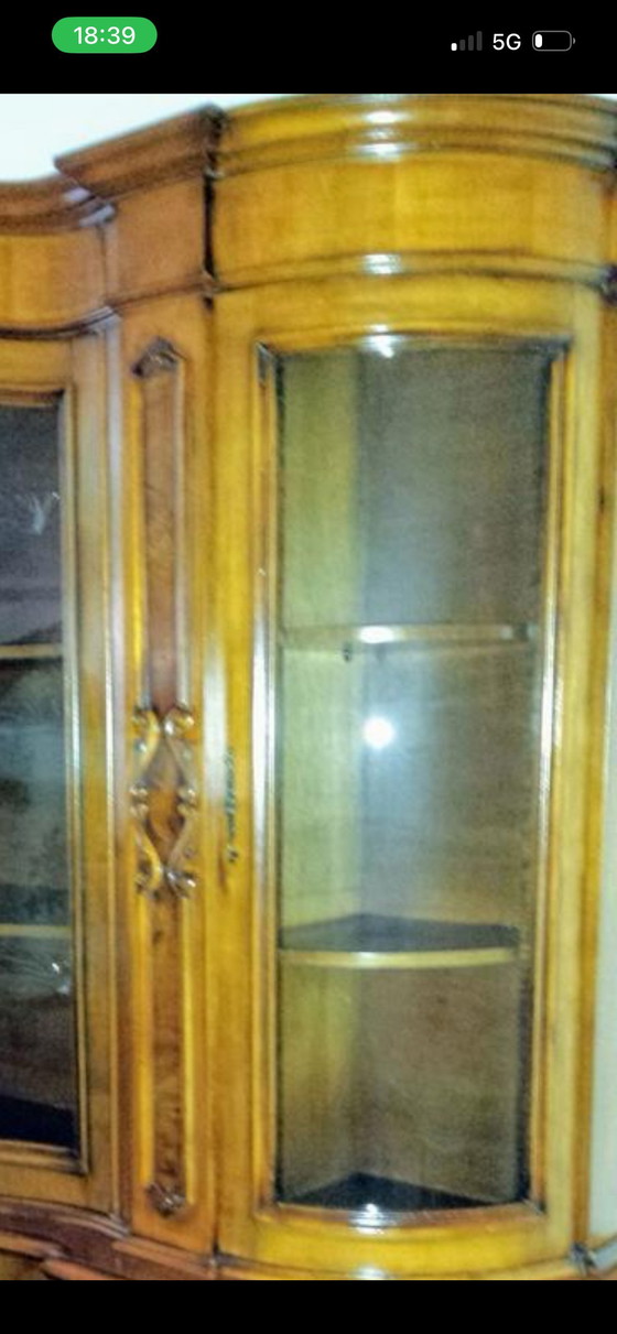 Image 1 of Vetrina curva classica in noce