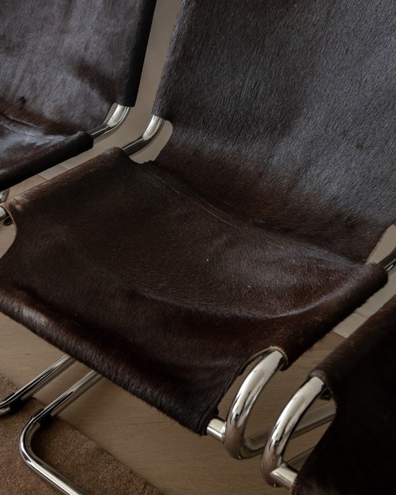 Sillas de comedor cantilever italianas de cromo y piel de vaca, años 70, juego de 4 – Leather (photo 11 of 18)