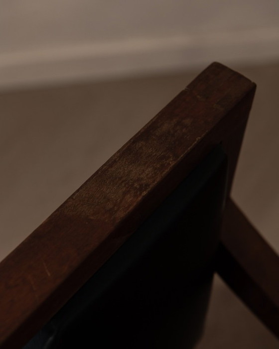 Image 1 of Vintage Houten Armstoel Met Zwart Kunstleer, Scandinavische Stijl