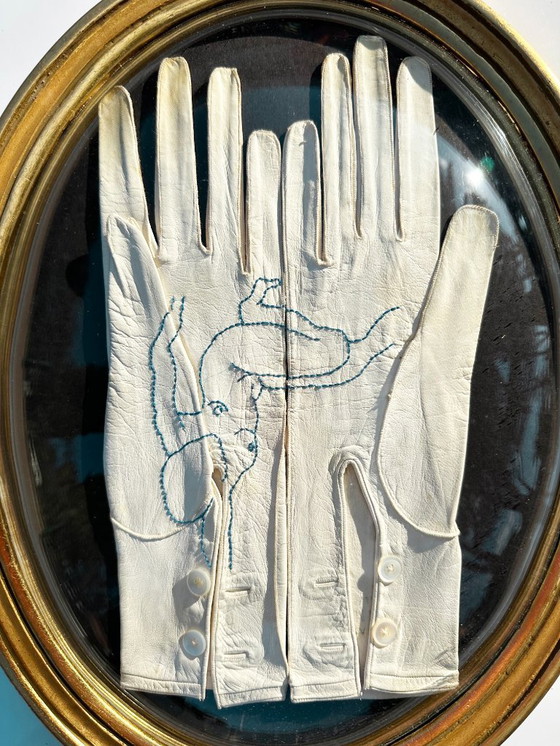 Image 1 of Tableau vintage "broderie sur gants de cuir" cadre ovale en bois doré par Sophie Lecha