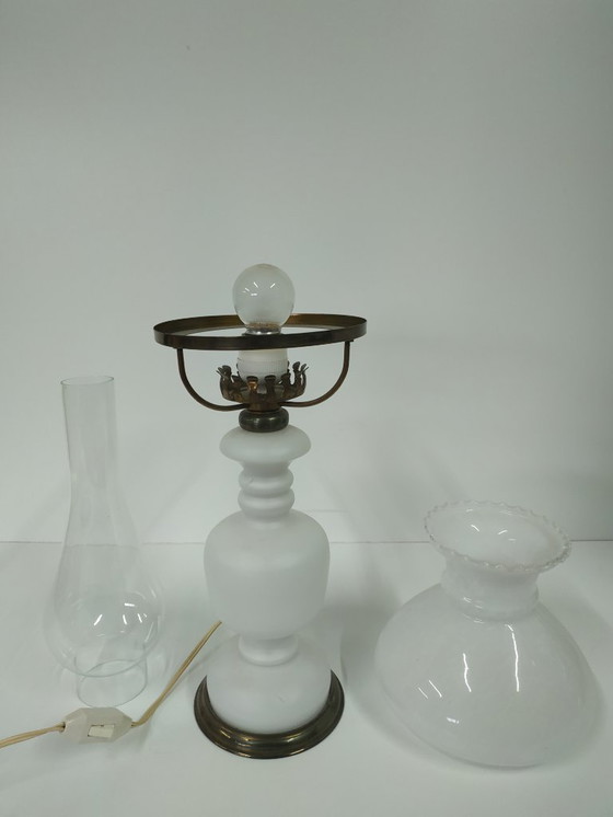 Image 1 of Lampe à huile ancienne vintage en verre opale (convertie).