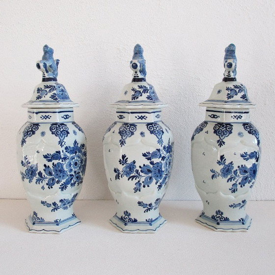Image 1 of 3 antieke Delfts blauwe vazen met deksel uit 1922 Porceleyne Fles