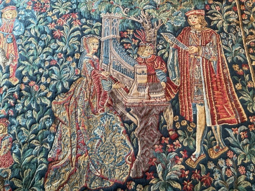 Wandteppich-Dame mit Orgel