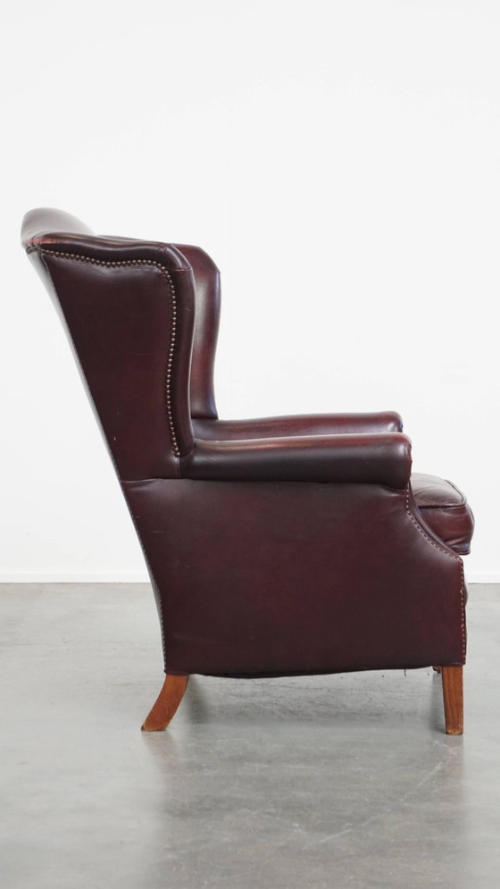 Image 1 of Bordeauxrode Rundleren Oorfauteuil in Engelse Stijl