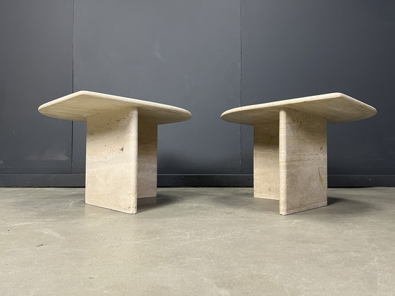 Image 1 of Paire de tables basses ou tables d'appoint en travertin, 1970