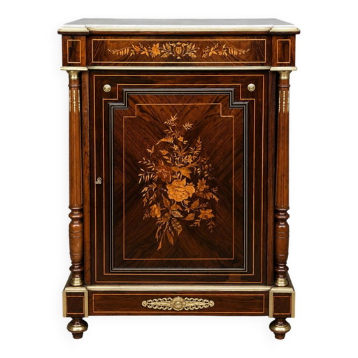 Elegante commode in Napoleon III-stijl met fraai inlegwerk, verguld bronzen beslag en een marmeren blad. – ladekasten, Marble