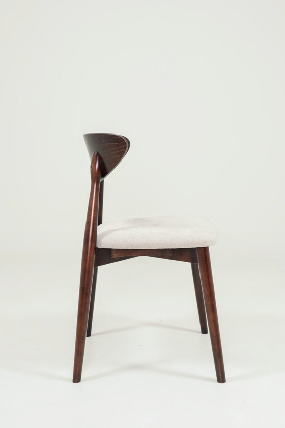 Image 1 of Set moderno di 6 sedie da pranzo, in tessuto ecru e legno di faggio noce scuro.