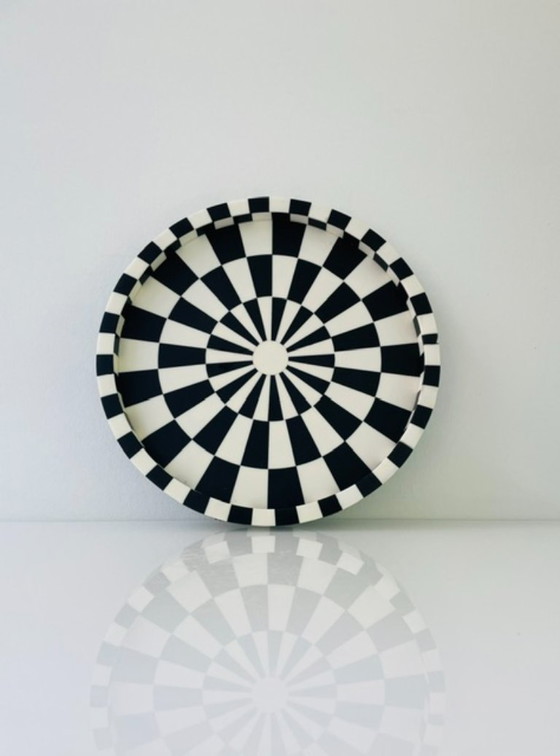 Image 1 of Bandeja posmoderna en blanco y negro con estampado gráfico.