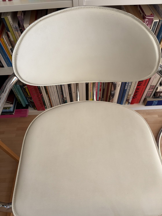 Image 1 of 6 hoogwaardige cantileverstoelen met chromen frame en witte Skai-bekleding.