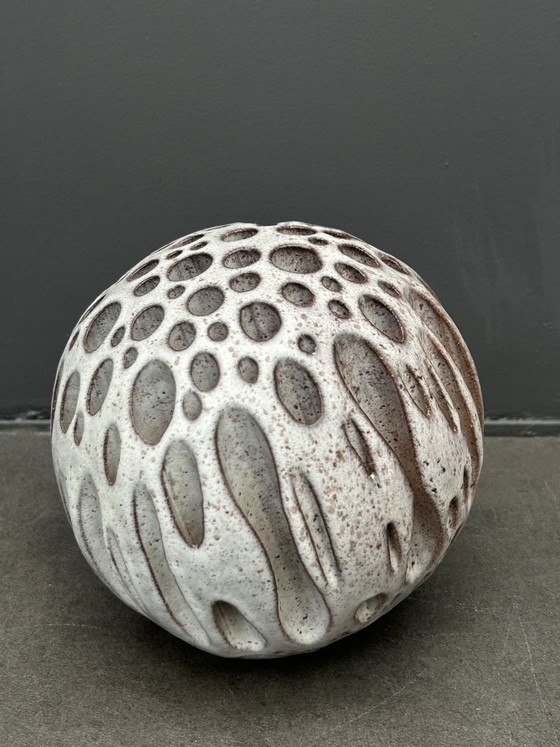 Image 1 of Scultura in ceramica “Sfera” di Alessio Tasca - anni '70