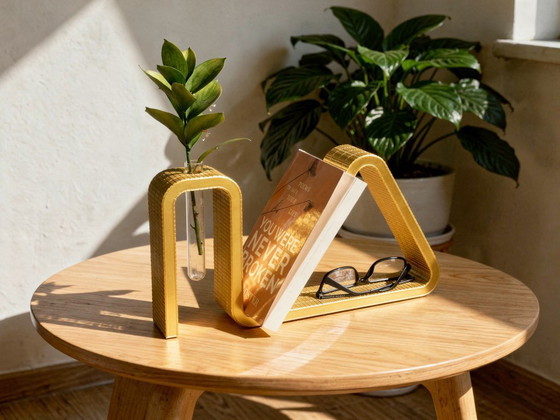 Image 1 of 3D-gedruckter Buchständer mit Brillenhalter und Reagenzglasvase – Dekoratives Display aus goldenem PLA