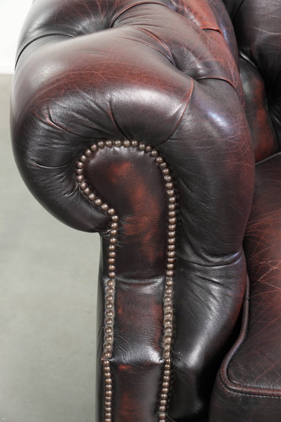 Image 1 of Canapé Chesterfield 2 places en cuir de vachette anglais ancien rouge/marron, au style magnifique et au charme intemporel.
