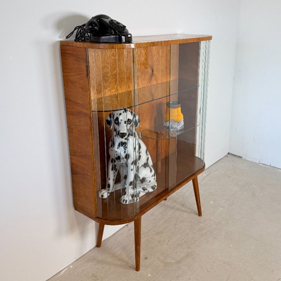 Vetrina vintage con ante in vetro – Impiallacciatura in noce caldo e stile Art Déco – Anni '50 – Vetrine (photo 4 of 14)
