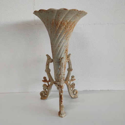 Klassieke (Antieke) Typisch Franse Gietijzeren Tuinvaas / Kelkvaas Op Driepoot – Vintage Brocante – decoratieve objecten