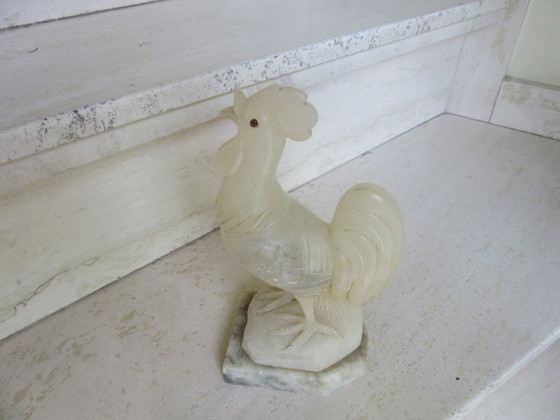 Image 1 of Figurine de coq cockrill fabriquée à la main en onyx blanc translucide ou en albâtre