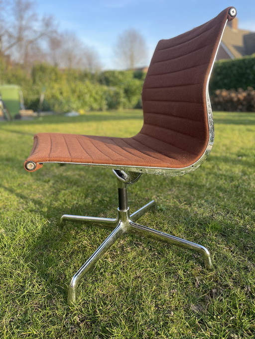 Vitra Eames 108 Design Chair