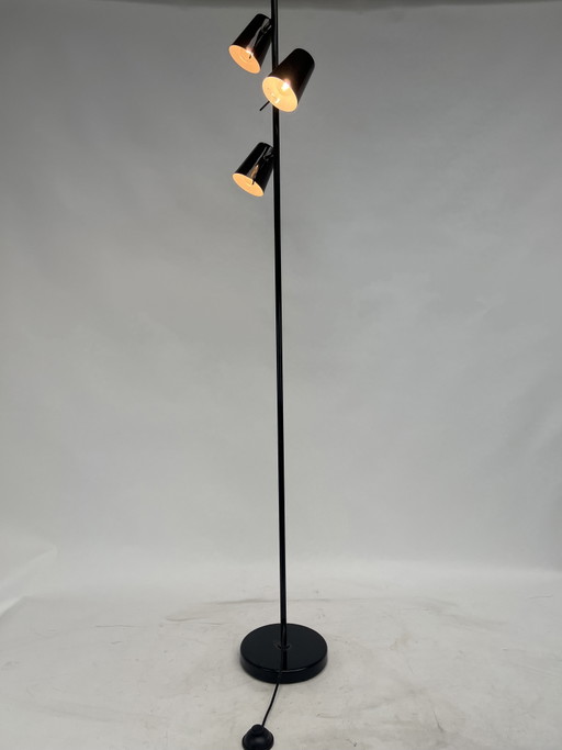 Lampadaire industriel à trois lumières