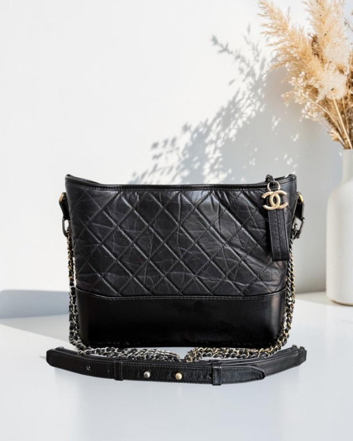 Borsa Chanel Gabrielle Medium - Pelle di vitello trapuntata invecchiata, nera, bicolore oro, serie 24