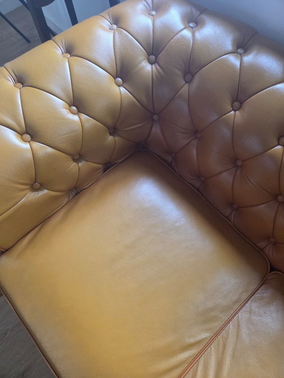 Image 1 of Divano Chesterfield giallo - 2 persone