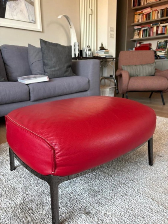 Poltrona Frau Archibald Sessel mit rotem Leder-Pouf (Foto 5 von 15)