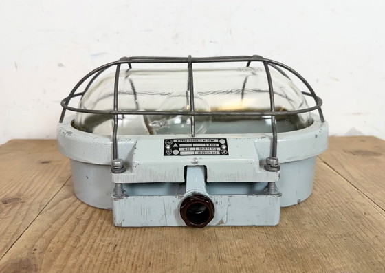 Image 1 of Aplique industrial de aluminio fundido con cristal transparente de Elektrosvit, años 70