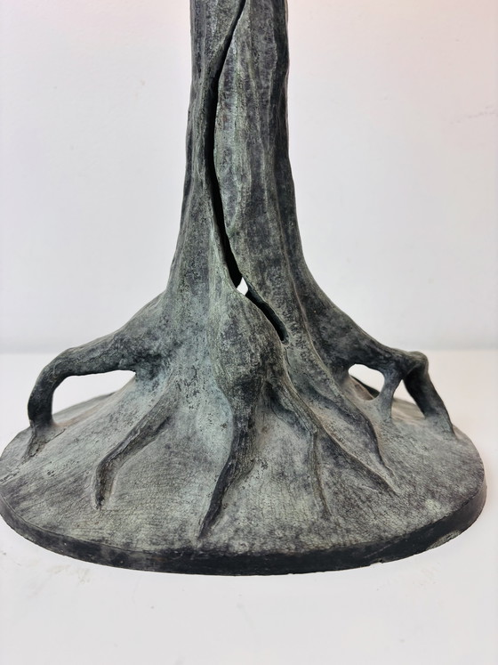 Image 1 of Lámpara de mesa Tiffany extragrande con base de tronco de árbol y pantalla floral.