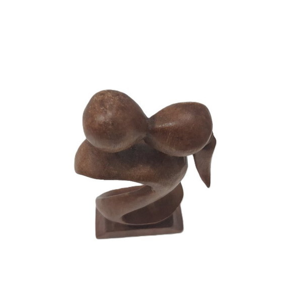 Image 1 of Sculpture en bois représentant un couple amoureux enlacé