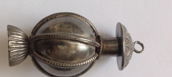 Image 1 of Frasco de perfume/pomander de plata antigua (plata de ley 925 – 20 gramos)