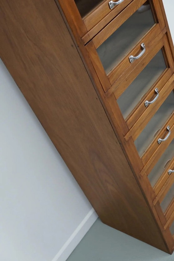 Image 1 of Armoire/vitrine de mercerie vintage allemande en hêtre/chêne, années 1950