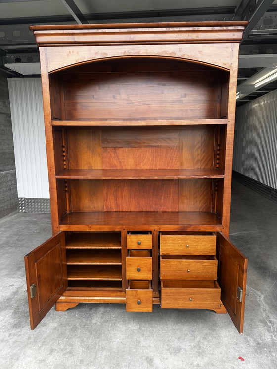 Image 1 of Bibliothèque en merisier massif à éclairage intégré - fabrication XX e siècle 
