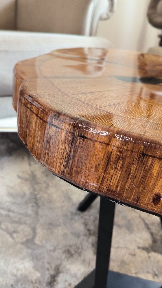 Image 1 of Table basse artisanale en bois d'orme : résine époxy noire, mobilier rustique moderne