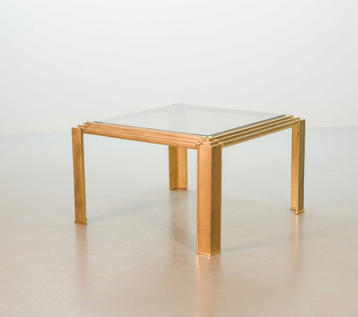 Table basse carrée en laiton massif attribuée à Peter Ghyczy avec plateau en verre fumé, années 1970.