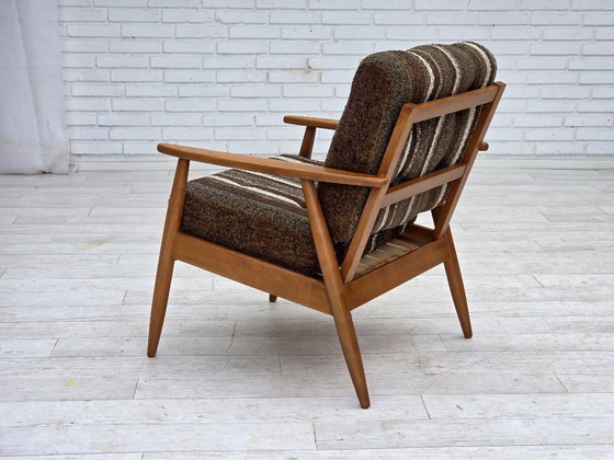 Image 1 of Fauteuil danois des années 1970, en bois de hêtre, recouvert de tissu d'ameublement en laine.