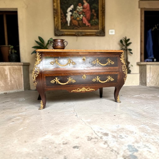  elegant Louis XV-style commode 