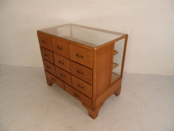 Image 1 of Mostrador antiguo con vitrina de tienda.